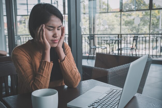 Estresse do sofrimento da mulher do freelancer que trabalha no escritório que pede a ajuda que sente cansado.