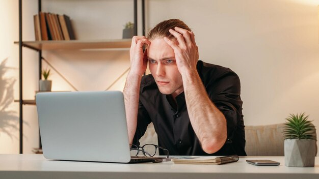 Estresse do trabalho tarefa difícil cansado homem de negócios laptop