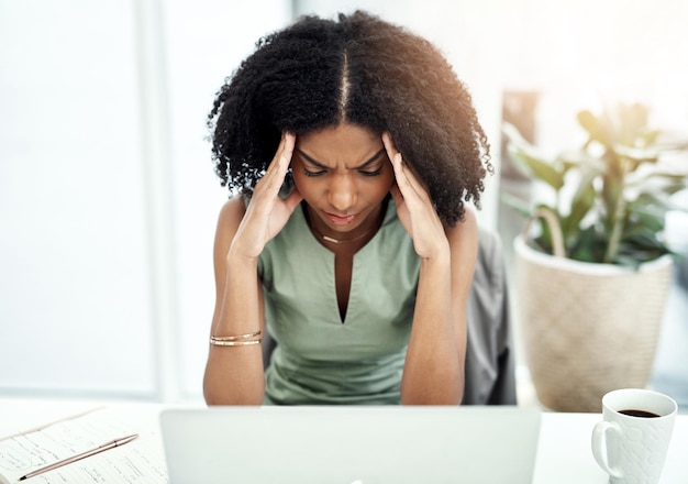Estresse frustrado ou mulher negra no escritório com dor de cabeça por pressão no trabalho ou fadiga de esgotamento na empresa Problema de enxaqueca ruim ou funcionária cansada deprimida pela ansiedade do prazo