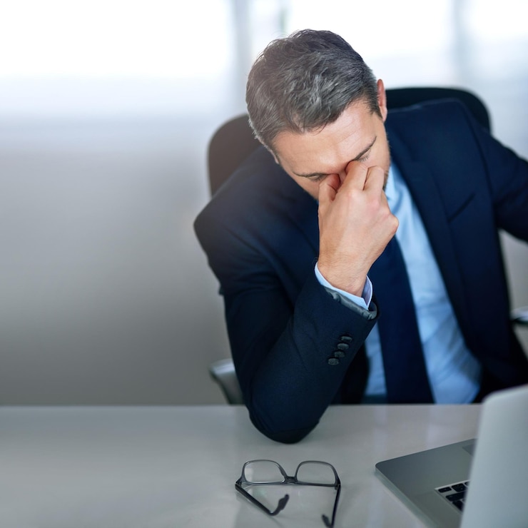 Foto estresse laptop e empresário no escritório na mesa com erro para erro on-line glitch e proposta falhar empresa corporativa risco e perturbado pessoa no computador com esgotamento frustrado e dor de cabeça