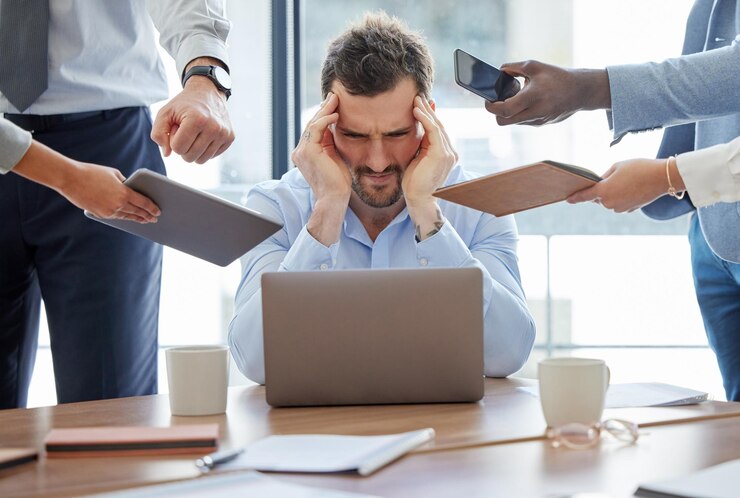 Foto estresse multitasking e homem sobrecarregado no escritório com dor de cabeça esgotamento ou contador em auditoria impostos financeiros e gestão do tempo ansiedade ou frustrado por desafio com cronograma ou prazo