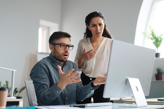 Estresse no local de trabalho chefe feminina irritada repreendendo funcionário do sexo masculino estressado por cometer erros nos negócios