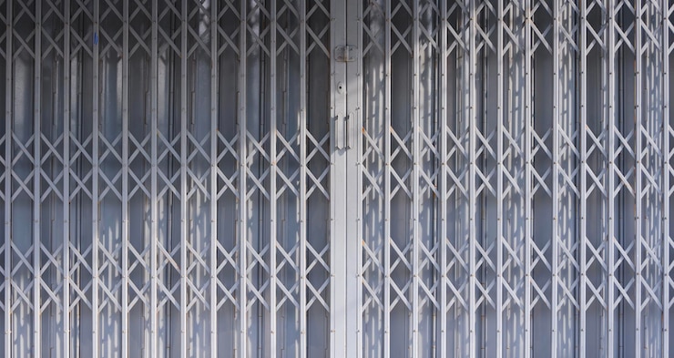 Foto estretch porta de aço fundo portão dobrável de metal cinza de casa vintage