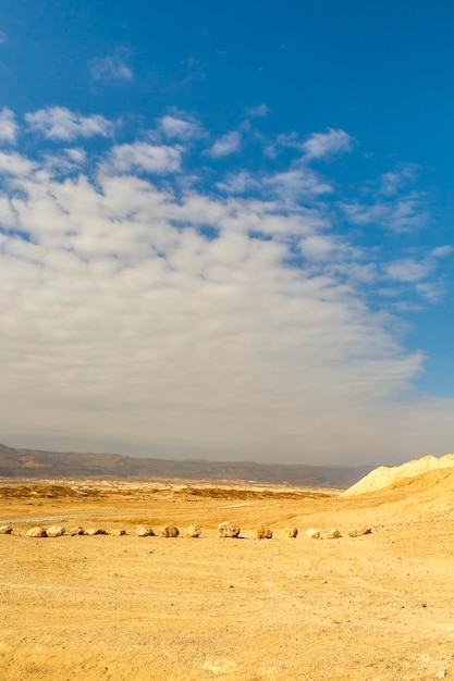 Las estribaciones en el desierto de Judea no son el fondo del cielo azul