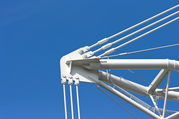 Estructura de acero de cerca en el cielo azul