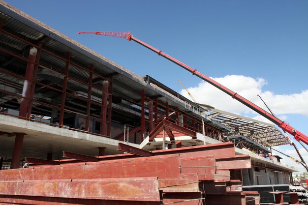 Estructura de acero de un nuevo edificio de fábrica en construcción