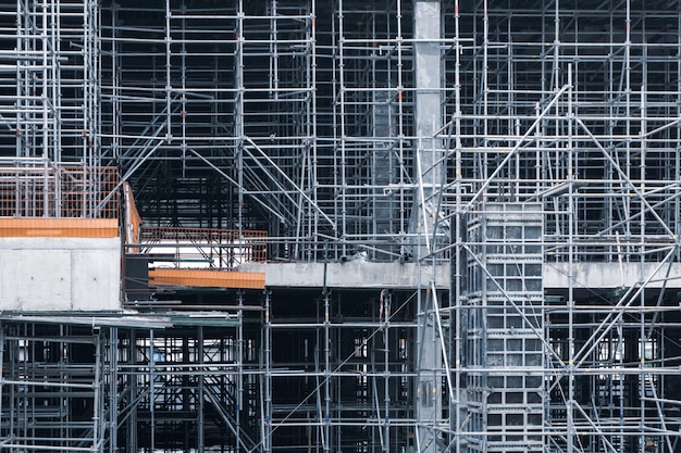 La estructura de acero en la obra está en construcción.