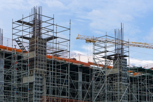 La estructura de acero en la obra está en construcción.