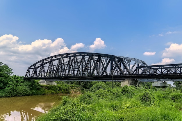 Foto estructura de acero para un puente fluvial.