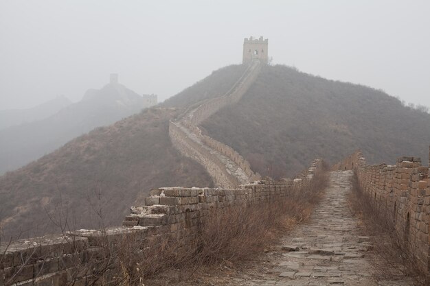 Foto estructura antigua en tiempo de niebla