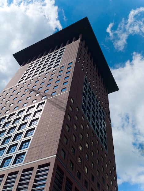 Estructura arquitectónica sobre fondo de cielo azul