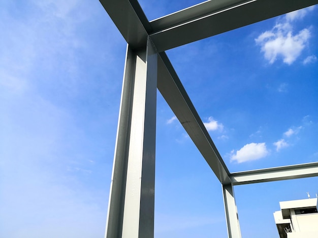 Estructura de la construcción de edificios de acero con fondo de cielo azul