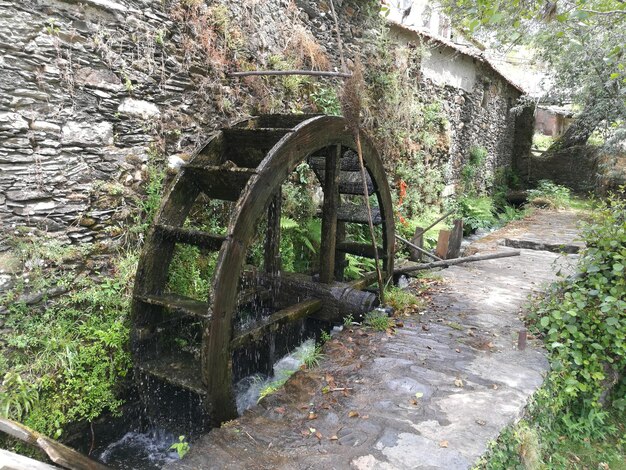 Foto estructura construida abandonada en el agua