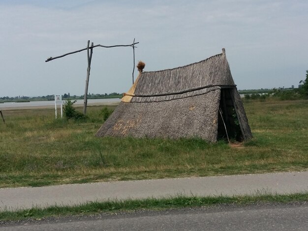 Estructura construida abandonada en el campo contra el cielo