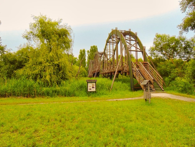 Foto estructura construida abandonada en el campo contra el cielo