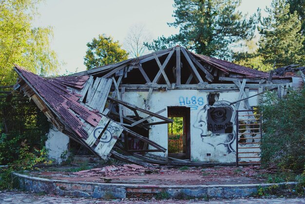 Foto estructura construida abandonada contra los árboles