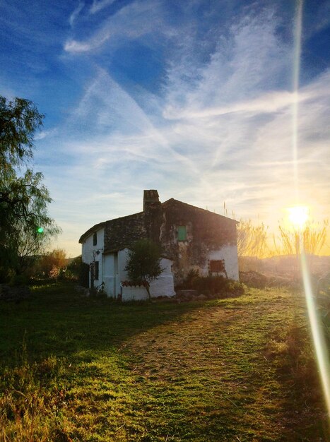 Foto estructura construida abandonada en el paisaje