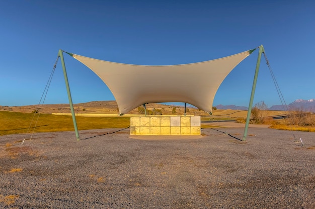 Foto estructura construida en el campo contra un cielo azul claro