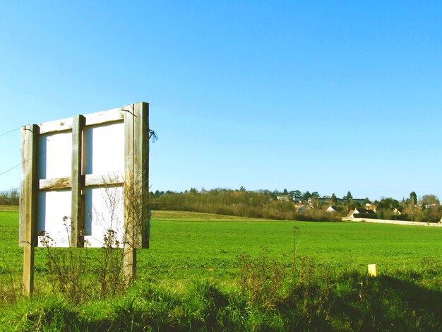 Foto estructura construida en el campo contra un cielo despejado