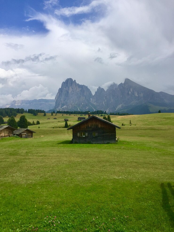 Foto estructura construida en el campo contra el cielo