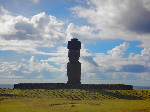 Foto estructura construida en el campo contra el cielo