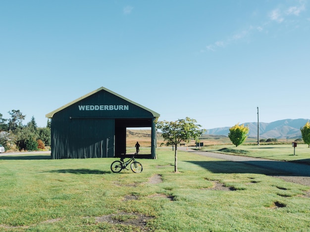 Foto estructura construida en el campo contra el cielo