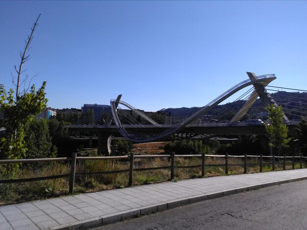 Estructura construida contra el cielo despejado