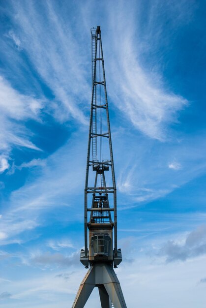 Estructura construida contra el cielo nublado