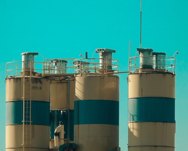 Foto estructura construida en fábrica contra el cielo azul