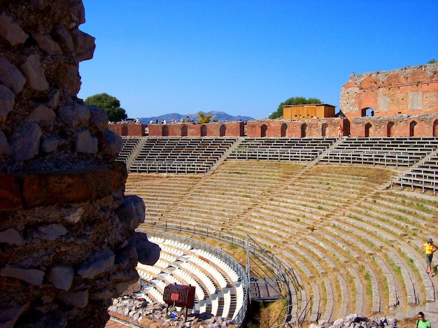 Estructura construida en ruinas contra el cielo azul claro
