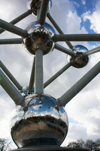 Estructura del Atomium de Bruselas, na Bélgica com nuvens de fundo