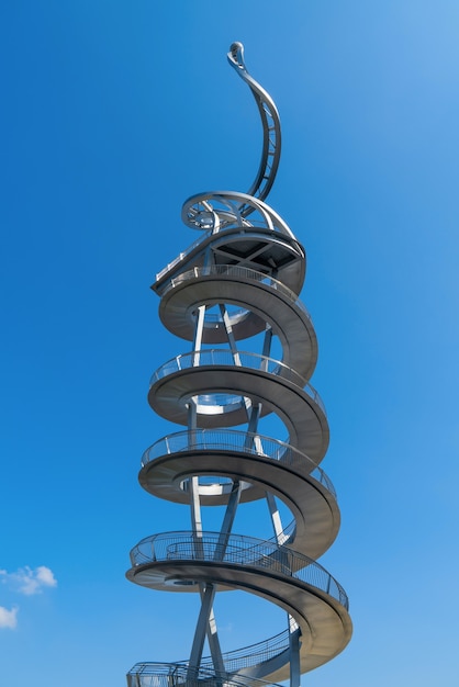 Estructura de edificio geométrica de escaleras giratorias metálicas