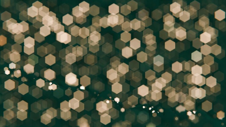 Foto estructura geométrica abstracta con luces bokeh doradas en un fondo verde oscuro