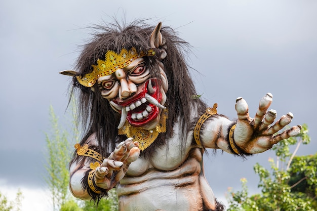 Estructura gigante hecha a mano, estatua de Ogoh-ogoh construida para el desfile de Ngrupuk, que tiene lugar en la noche del día de Nyepi en Ubud, isla de Bali, Indonesia. Una fiesta hindú marcada por un día de silencio