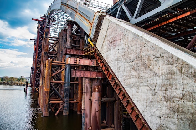 Estructura de hormigón armado del puente en construcción