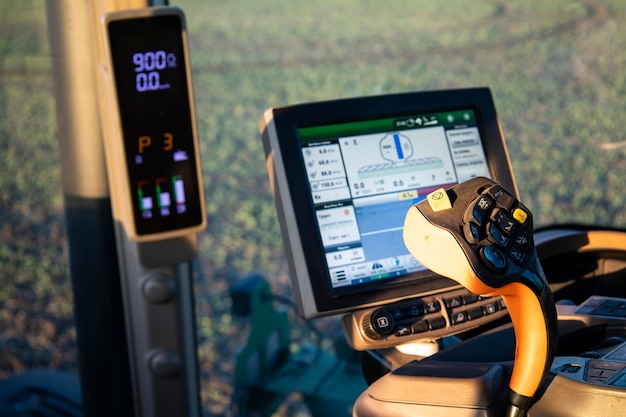 Estructura interna de maquinaria agrícola. vista desde la cabina de maquinaria agrícola.