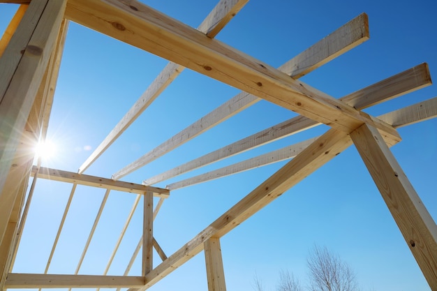 Estructura de madera de apoyo para vigas de techo que repiten vigas en el fondo del cielo