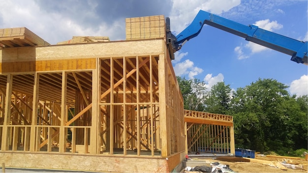 La estructura de madera de nueva construcción abstrae el aparente caos de la estructura de una casa que se está construyendo