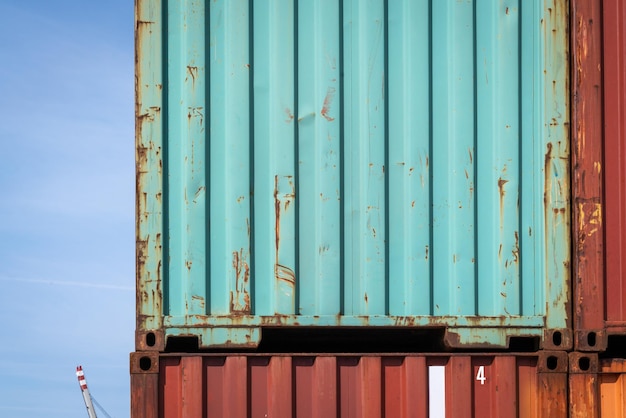 Estructura metálica en el muelle contra el cielo azul