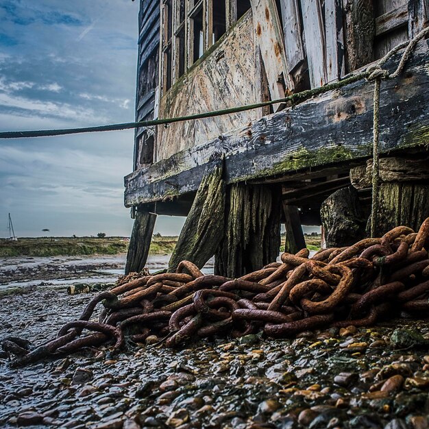 Foto estructura metálica oxidada en la playa contra el cielo