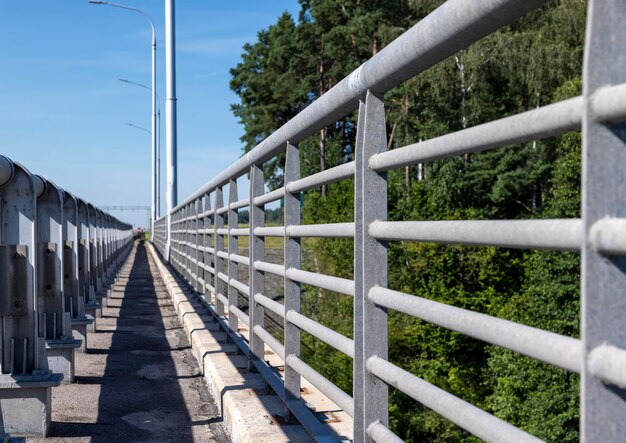 Estructura metálica del puente viejo para garantizar la seguridad