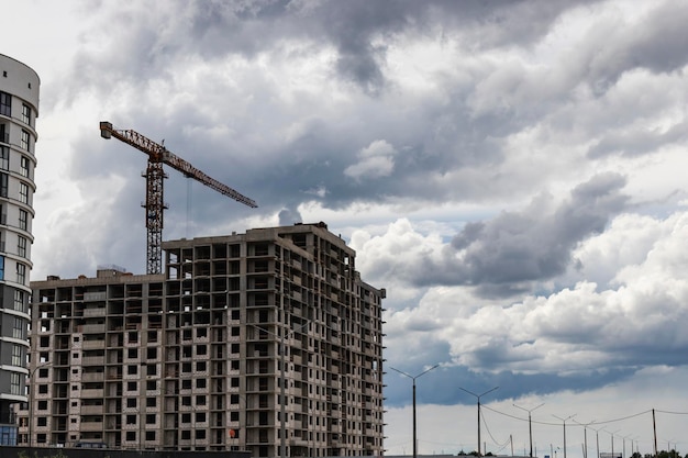 Estructura monolítica del edificio Muros macizos de hormigón El marco de los muros Encofrado para muros de hormigón Primer plano del sitio de construcción