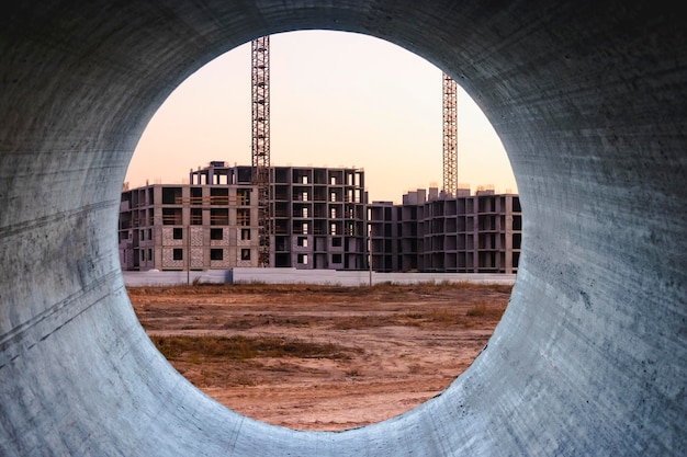 Estructura monolítica del edificio Muros macizos de hormigón El marco de los muros Encofrado para muros de hormigón Vista a través de un gran tubo de hormigón