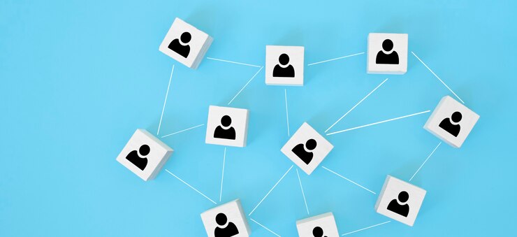 Foto estructura organizativa, formación de equipos, contratación, gestión empresarial y conceptos de recursos humanos. iconos de personas en cubos de madera vinculados entre sí.