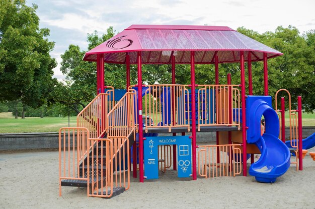 Foto estructura de patio de recreo en el parque de la ciudad sin niños