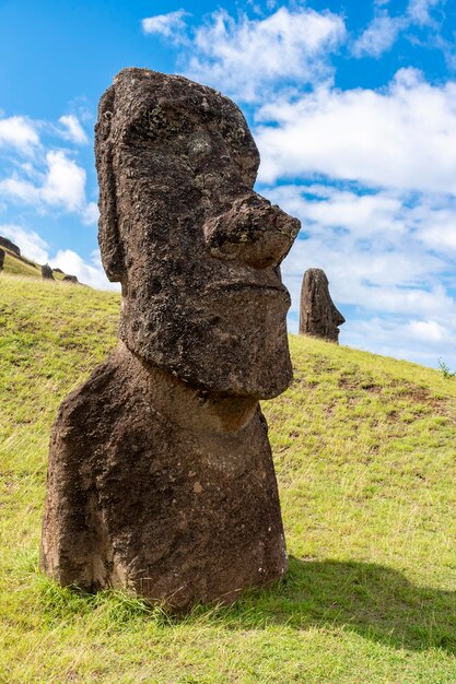 Estructura de piedra en el campo contra el cielo