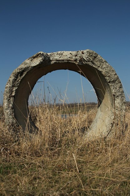 Foto una estructura redonda con un agujero en ella