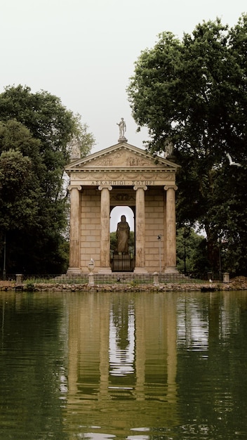 Estructura de Roma con un lago gigante.