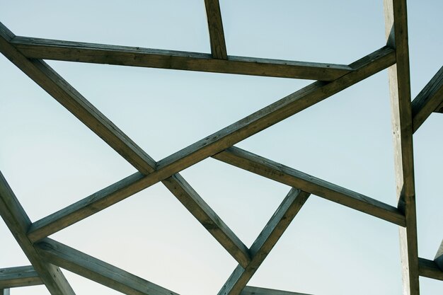 Estructura de techo de sombrilla de madera bajo un cielo azul en un día soleado de verano