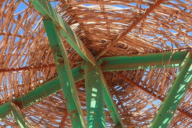 Una estructura verde con un cielo azul detrás